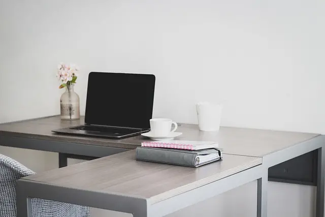 Choosing the Best Luxury Office Desk and Chair for Your Workspace